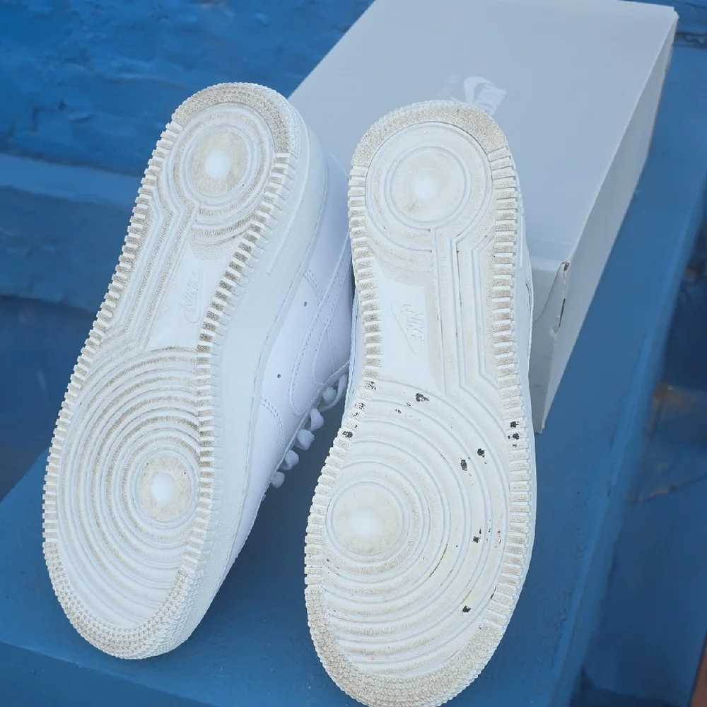 Nike Women's White Sneakers - Picture 7 of 8
